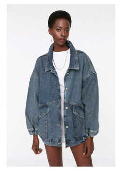 trendyol Kurtka dżinsowa w kolorze niebieskim ze sklepu Limango Polska w kategorii Kurtki damskie - zdjęcie 188492413