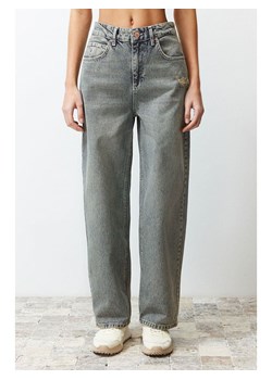 trendyol Dżinsy - Comfort fit - w kolorze szarym ze sklepu Limango Polska w kategorii Jeansy damskie - zdjęcie 188492490