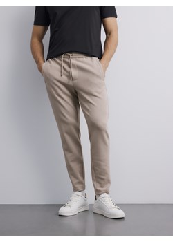 Reserved - Spodnie dresowe slim - beżowy ze sklepu Reserved w kategorii Spodnie męskie - zdjęcie 188501333
