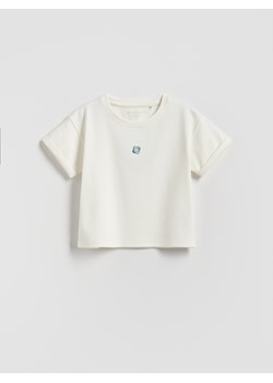 Reserved - Luźny t-shirt z haftem - złamana biel ze sklepu Reserved w kategorii Bluzki dziewczęce - zdjęcie 188501413