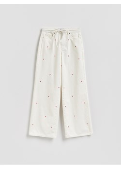 Reserved - Jeansy wide leg z haftem - biały ze sklepu Reserved w kategorii Spodnie dziewczęce - zdjęcie 188502340