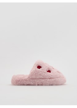Reserved - Miękkie kapcie z motywem serca - pastelowy róż ze sklepu Reserved w kategorii Kapcie damskie - zdjęcie 188502404