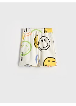 Reserved - Szorty SmileyWorld® - złamana biel ze sklepu Reserved w kategorii Spodenki chłopięce - zdjęcie 188504660