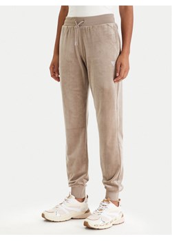 Guess Spodnie dresowe V3BB27 K0232 Beżowy Regular Fit ze sklepu MODIVO w kategorii Spodnie damskie - zdjęcie 188506130