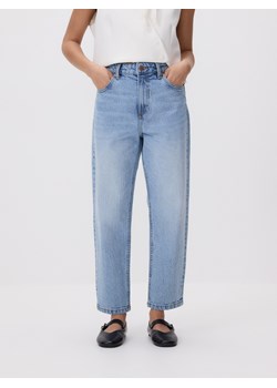 Reserved - Jeansy mom fit z krótszą nogawką - niebieski ze sklepu Reserved w kategorii Spodnie dziewczęce - zdjęcie 188507050