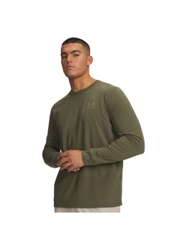 Męski longsleeve Under Armour SPORTSTYLE LEFT CHEST LS - khaki ze sklepu Sportstylestory.com w kategorii T-shirty męskie - zdjęcie 188509421