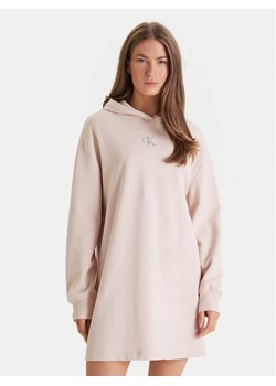 Calvin Klein Jeans Sukienka dzianinowa Monologo LV047D229G Beżowy Regular Fit ze sklepu MODIVO w kategorii Sukienki - zdjęcie 188512731