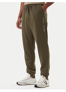 Tommy Hilfiger Spodnie dresowe UM0UM03664 Khaki Regular Fit ze sklepu MODIVO w kategorii Spodnie męskie - zdjęcie 188512732