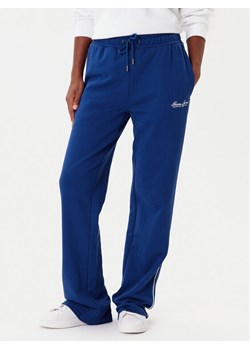 Guess Jeans Spodnie dresowe W5YB32 K68I4 Niebieski Regular Fit ze sklepu MODIVO w kategorii Spodnie damskie - zdjęcie 188513041
