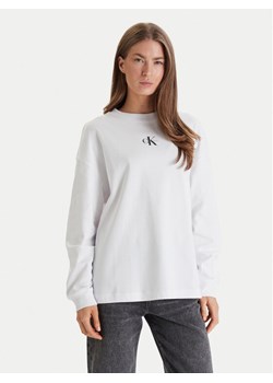 Calvin Klein Jeans Bluza Monologo LV047E211G Biały Oversize ze sklepu MODIVO w kategorii Bluzy damskie - zdjęcie 188513051