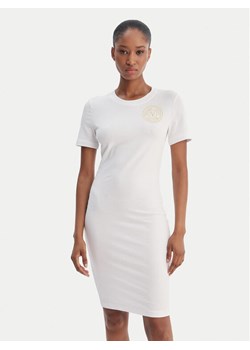 Versace Jeans Couture Sukienka codzienna 80HAOT02 CJ03T Biały Slim Fit ze sklepu MODIVO w kategorii Sukienki - zdjęcie 188513274