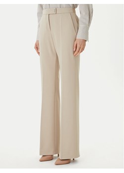 BOSS Spodnie materiałowe Talia4 50551907 Beżowy Relaxed Fit ze sklepu MODIVO w kategorii Spodnie damskie - zdjęcie 188513320