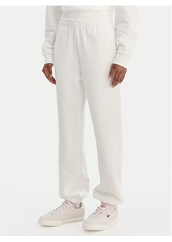 Lacoste Spodnie dresowe XF5244 Écru Regular Fit ze sklepu MODIVO w kategorii Spodnie damskie - zdjęcie 188513553