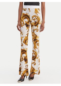 Versace Jeans Couture Legginsy 80HAC107 JS533 Biały Flare Fit ze sklepu MODIVO w kategorii Spodnie damskie - zdjęcie 188513923