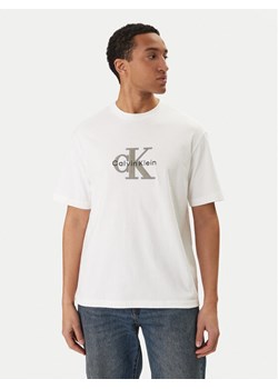 Calvin Klein Jeans T-Shirt Monologo Graphic LV04RE815G Biały Regular Fit ze sklepu MODIVO w kategorii T-shirty męskie - zdjęcie 188514270