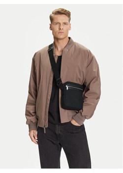 Calvin Klein Saszetka Contrast Reporter LV04D3175G Czarny ze sklepu MODIVO w kategorii Torby męskie - zdjęcie 188514510