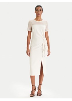 Patrizia Pepe Sukienka koktajlowa 8A1596/A701-W409 Écru Regular Fit ze sklepu MODIVO w kategorii Sukienki - zdjęcie 188514683