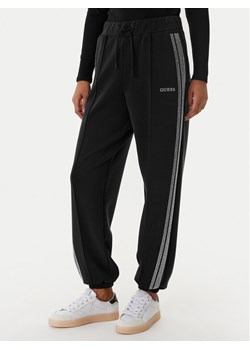 Guess Spodnie dresowe V6RB01 KCAY2 Czarny Regular Fit ze sklepu MODIVO w kategorii Spodnie damskie - zdjęcie 188514982