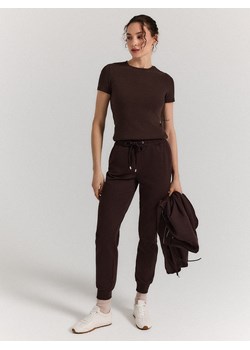 Mohito - Czekoladowe spodnie joggery - ciemnobrązowy ze sklepu Mohito w kategorii Spodnie damskie - zdjęcie 188529961