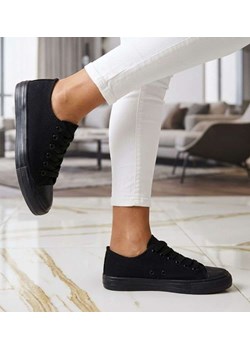 Klasyczne czarne trampki damskie z niską cholewką /E5-2 18680 T185/ ze sklepu Pantofelek24.pl w kategorii Trampki damskie - zdjęcie 188532213