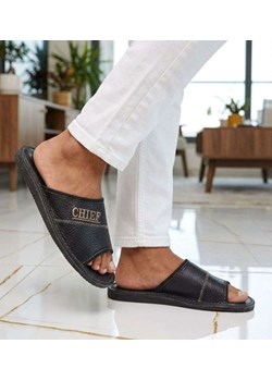 Skórzane otwarte klapki domowe Chief czarne /D2-1 18685 S199/ ze sklepu Pantofelek24.pl w kategorii Klapki męskie - zdjęcie 188532251