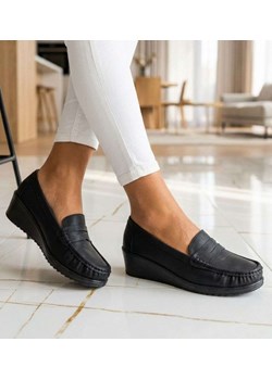 Czarne czółenka na niskim koturnie /F3-3 18669 G295/ ze sklepu Pantofelek24.pl w kategorii Półbuty damskie - zdjęcie 188532292