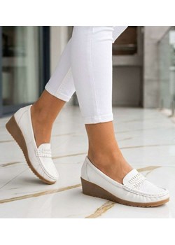 Białe buty czółenka na niskim koturnie /F8-2 18677 T382/ ze sklepu Pantofelek24.pl w kategorii Półbuty damskie - zdjęcie 188532530