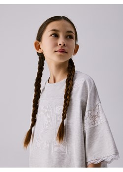 Reserved - T-shirt z koronkowym zdobieniem - jasnoszary ze sklepu Reserved w kategorii Bluzki dziewczęce - zdjęcie 188534681