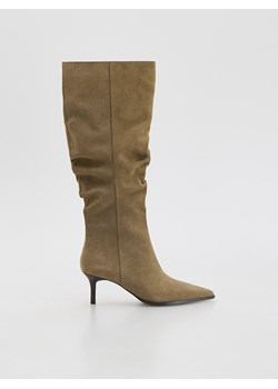 Reserved - Zamszowe kozaki na obcasie - jasnoszary ze sklepu Reserved w kategorii Kozaki damskie - zdjęcie 188536303