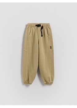 Reserved - Dresowe spodnie oversize - oliwkowy ze sklepu Reserved w kategorii Spodnie chłopięce - zdjęcie 188536720