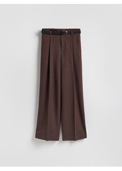 Reserved - Spodnie z paskiem - brązowy ze sklepu Reserved w kategorii Spodnie damskie - zdjęcie 188537232