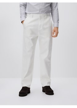 Reserved - Spodnie chino straight - biały ze sklepu Reserved w kategorii Spodnie męskie - zdjęcie 188539531