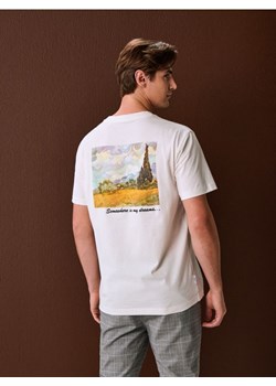 Sinsay - Bawełniana koszulka z nadrukiem na plecach - kremowy ze sklepu Sinsay w kategorii T-shirty męskie - zdjęcie 188542582