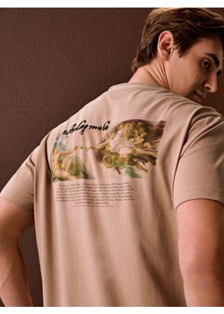 Sinsay - Bawełniana koszulka z nadrukiem na plecach - beżowy ze sklepu Sinsay w kategorii T-shirty męskie - zdjęcie 188542583