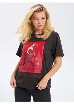 Sinsay - Koszulka z krótkim rękawem z nadrukiem Selena Gomez - fioletowy ze sklepu Sinsay w kategorii Bluzki damskie - zdjęcie 188542653