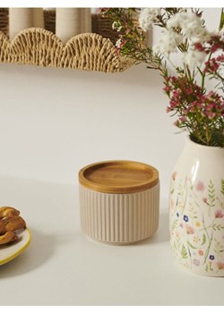 Sinsay - Ceramiczny ryflowany pojemnik na żywność z bambusową pokrywką - kremowy ze sklepu Sinsay w kategorii Pojemniki kuchenne - zdjęcie 188542711