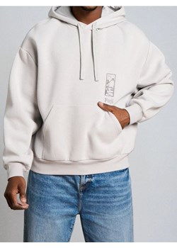 Sinsay - Bluza z kapturem Comfort Fit z haftem - kremowy ze sklepu Sinsay w kategorii Bluzy męskie - zdjęcie 188542722