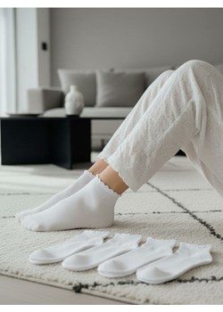 Sinsay - Zestaw krótkich skarpetek z falowanym ściągaczem 5 pack - biały ze sklepu Sinsay w kategorii Skarpetki damskie - zdjęcie 188542893