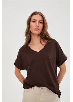 T-shirt z dekoltem brązowy ze sklepu Moodo.pl w kategorii Bluzki damskie - zdjęcie 188543121