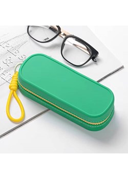 Silikonowe etui na okulary z poręcznym uchwytem ET-141F zielone ze sklepu Stylion w kategorii Etui - zdjęcie 188543251