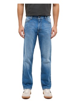 Męskie Spodnie jeansowe Mustang Style Tramper Straight Denim Blue 1017440 5000 582 ze sklepu YouNeedit.pl w kategorii Jeansy męskie - zdjęcie 188543430