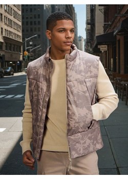 Sinsay - Kamizelka puffer ze wzorem moro - beżowy ze sklepu Sinsay w kategorii Kamizelki męskie - zdjęcie 188549060