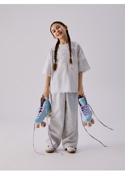 Reserved - T-shirt z koronkowym zdobieniem - jasnoszary ze sklepu Reserved w kategorii Bluzki dziewczęce - zdjęcie 188566430