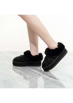 C'M Kapcie w kolorze czarnym ze sklepu Limango Polska w kategorii Kapcie damskie - zdjęcie 188569671