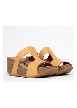 Sunbay Klapki "Marigold" w kolorze jasnobrązowym na koturnie ze sklepu Limango Polska w kategorii Klapki damskie - zdjęcie 188580370