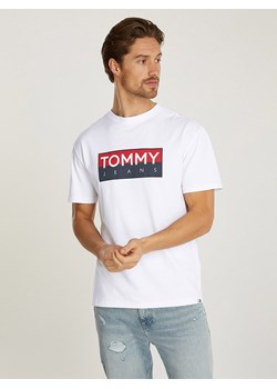 TOMMY JEANS Koszulka w kolorze białym ze sklepu Limango Polska w kategorii T-shirty męskie - zdjęcie 188630682