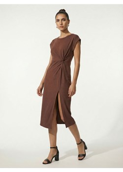 Sinsay - Sukienka midi z ozdobnym marszczeniem z domieszką wiskozy - brązowy ze sklepu Sinsay w kategorii Sukienki - zdjęcie 188634021