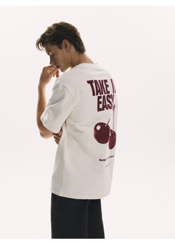 Reserved - T-shirt comfort z nadrukiem na plecach - złamana biel ze sklepu Reserved w kategorii T-shirty męskie - zdjęcie 188640722