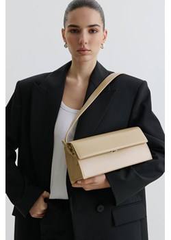 Estro: Jasnobeżowa prostokątna torebka damska na ramię ze skóry ze sklepu Estro w kategorii Kopertówki - zdjęcie 188643062