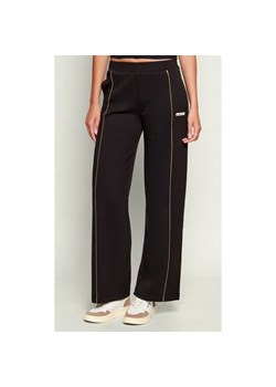 GUESS ACTIVE Spodnie dresowe GEORGIA | Loose fit ze sklepu Gomez Fashion Store w kategorii Spodnie damskie - zdjęcie 188652620